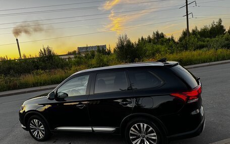 Mitsubishi Outlander III рестайлинг 3, 2018 год, 2 349 000 рублей, 8 фотография