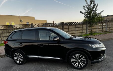 Mitsubishi Outlander III рестайлинг 3, 2018 год, 2 349 000 рублей, 11 фотография