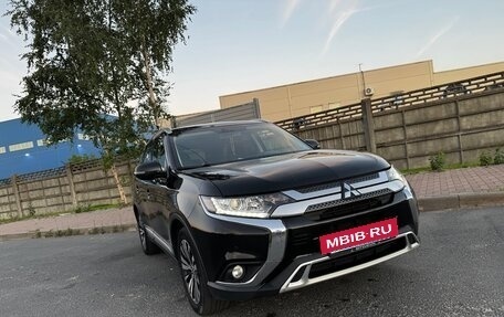 Mitsubishi Outlander III рестайлинг 3, 2018 год, 2 349 000 рублей, 6 фотография