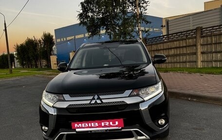 Mitsubishi Outlander III рестайлинг 3, 2018 год, 2 349 000 рублей, 13 фотография