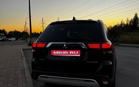 Mitsubishi Outlander III рестайлинг 3, 2018 год, 2 349 000 рублей, 9 фотография