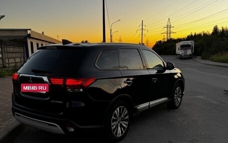 Mitsubishi Outlander III рестайлинг 3, 2018 год, 2 349 000 рублей, 10 фотография