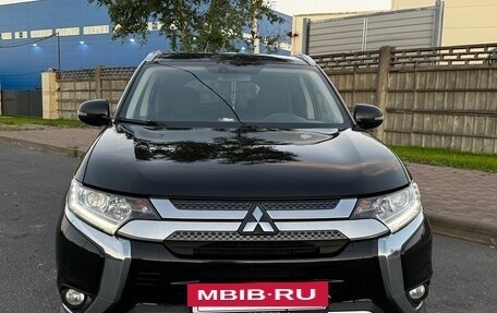 Mitsubishi Outlander III рестайлинг 3, 2018 год, 2 349 000 рублей, 5 фотография
