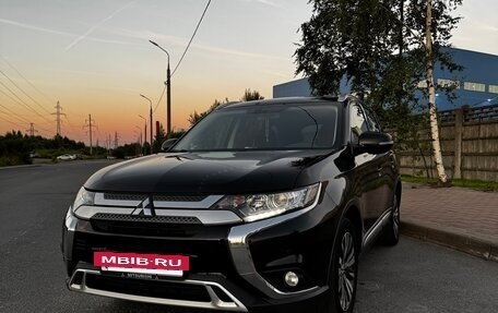 Mitsubishi Outlander III рестайлинг 3, 2018 год, 2 349 000 рублей, 14 фотография