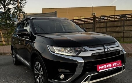Mitsubishi Outlander III рестайлинг 3, 2018 год, 2 349 000 рублей, 12 фотография