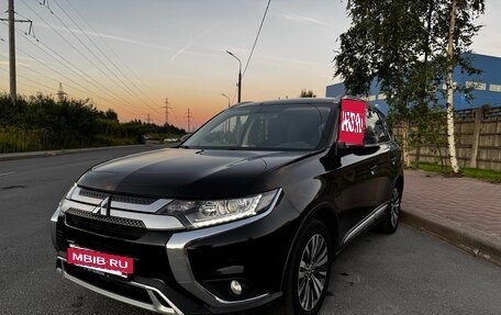 Mitsubishi Outlander III рестайлинг 3, 2018 год, 2 349 000 рублей, 4 фотография