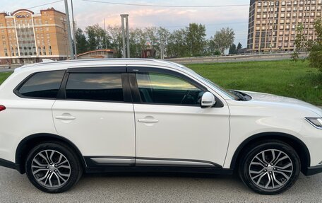 Mitsubishi Outlander III рестайлинг 3, 2018 год, 2 200 000 рублей, 3 фотография