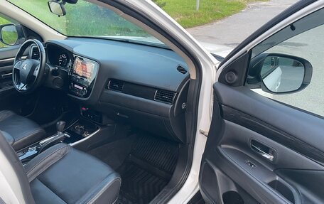 Mitsubishi Outlander III рестайлинг 3, 2018 год, 2 200 000 рублей, 9 фотография