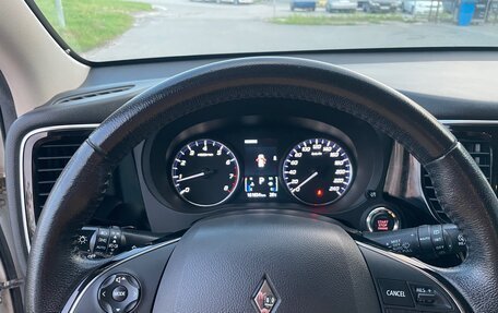 Mitsubishi Outlander III рестайлинг 3, 2018 год, 2 200 000 рублей, 15 фотография