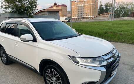 Mitsubishi Outlander III рестайлинг 3, 2018 год, 2 200 000 рублей, 2 фотография