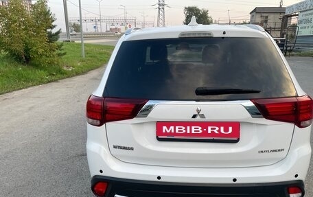 Mitsubishi Outlander III рестайлинг 3, 2018 год, 2 200 000 рублей, 5 фотография