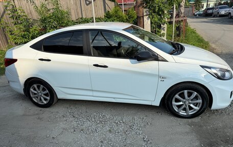 Hyundai Solaris II рестайлинг, 2013 год, 1 000 000 рублей, 3 фотография
