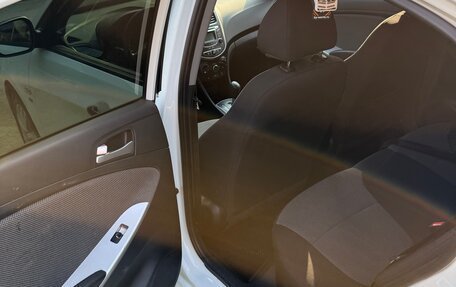 Hyundai Solaris II рестайлинг, 2013 год, 1 000 000 рублей, 10 фотография