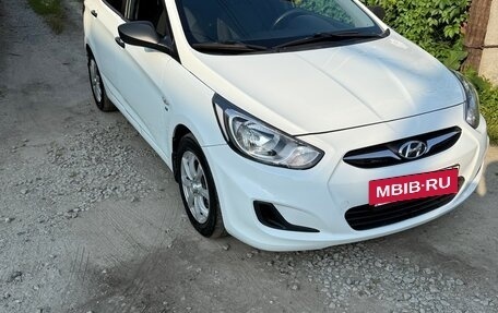 Hyundai Solaris II рестайлинг, 2013 год, 1 000 000 рублей, 2 фотография