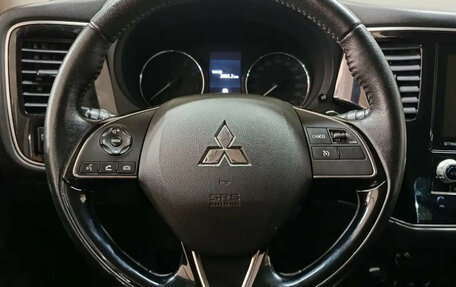 Mitsubishi Outlander III рестайлинг 3, 2020 год, 1 850 000 рублей, 10 фотография