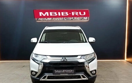 Mitsubishi Outlander III рестайлинг 3, 2020 год, 1 850 000 рублей, 2 фотография