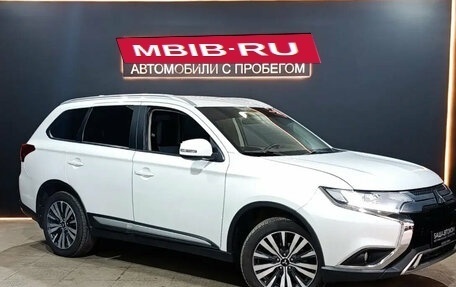 Mitsubishi Outlander III рестайлинг 3, 2020 год, 1 850 000 рублей, 3 фотография
