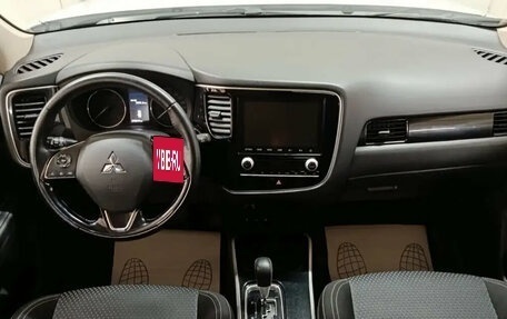 Mitsubishi Outlander III рестайлинг 3, 2020 год, 1 850 000 рублей, 8 фотография