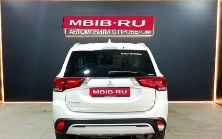Mitsubishi Outlander III рестайлинг 3, 2020 год, 1 850 000 рублей, 5 фотография