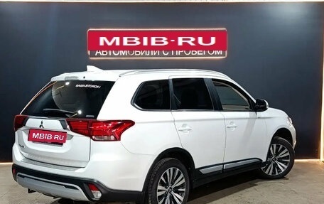 Mitsubishi Outlander III рестайлинг 3, 2020 год, 1 850 000 рублей, 4 фотография