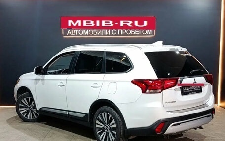Mitsubishi Outlander III рестайлинг 3, 2020 год, 1 850 000 рублей, 7 фотография