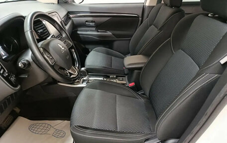 Mitsubishi Outlander III рестайлинг 3, 2020 год, 1 850 000 рублей, 13 фотография