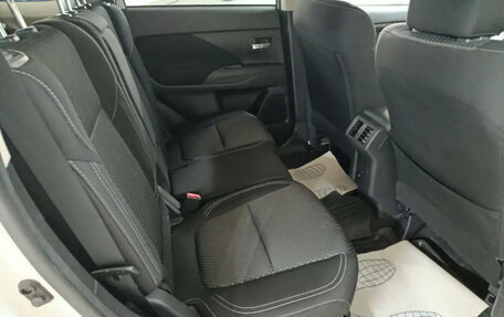 Mitsubishi Outlander III рестайлинг 3, 2020 год, 1 850 000 рублей, 15 фотография