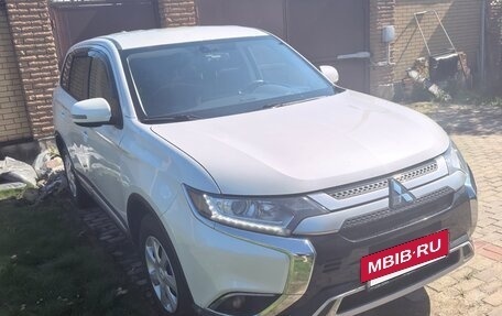 Mitsubishi Outlander III рестайлинг 3, 2019 год, 1 850 000 рублей, 2 фотография
