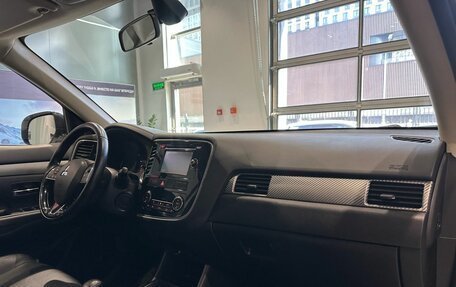 Mitsubishi Outlander III рестайлинг 3, 2015 год, 1 790 000 рублей, 10 фотография