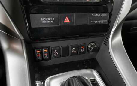 Mitsubishi Pajero Sport III рестайлинг, 2016 год, 3 050 000 рублей, 22 фотография