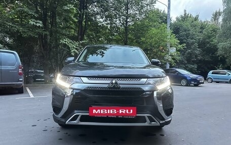 Mitsubishi Outlander III рестайлинг 3, 2021 год, 2 150 000 рублей, 4 фотография