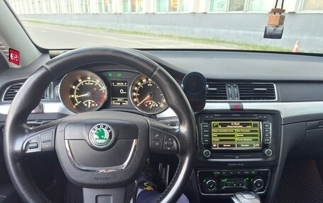 Skoda Superb III рестайлинг, 2011 год, 1 280 000 рублей, 18 фотография