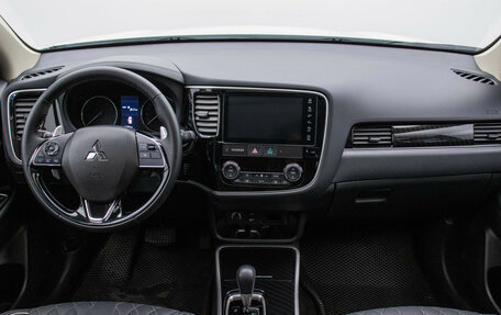 Mitsubishi Outlander III рестайлинг 3, 2022 год, 3 495 000 рублей, 14 фотография