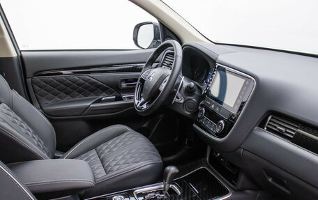 Mitsubishi Outlander III рестайлинг 3, 2022 год, 3 495 000 рублей, 10 фотография