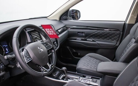Mitsubishi Outlander III рестайлинг 3, 2022 год, 3 495 000 рублей, 11 фотография
