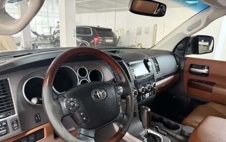 Toyota Sequoia II рестайлинг, 2011 год, 3 850 000 рублей, 2 фотография