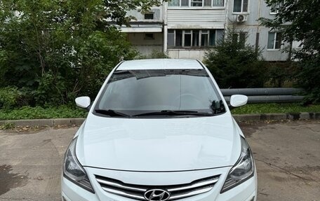 Hyundai Solaris II рестайлинг, 2015 год, 1 035 000 рублей, 1 фотография