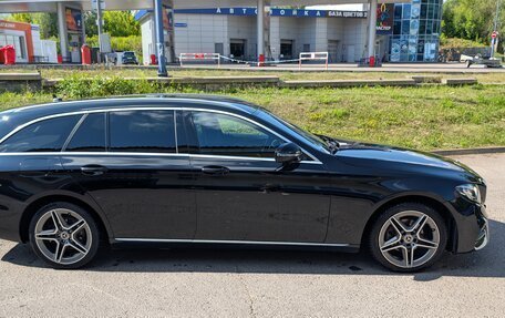 Mercedes-Benz E-Класс, 2019 год, 2 400 000 рублей, 4 фотография
