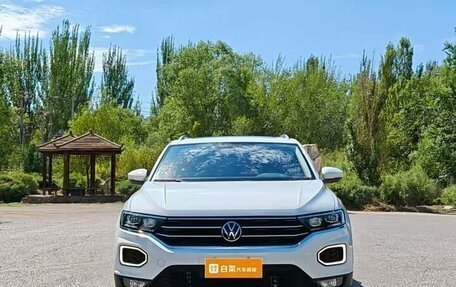 Volkswagen T-Roc I, 2022 год, 1 649 999 рублей, 2 фотография