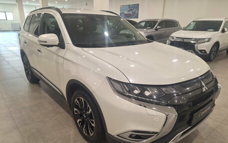 Mitsubishi Outlander III рестайлинг 3, 2021 год, 2 364 706 рублей, 3 фотография