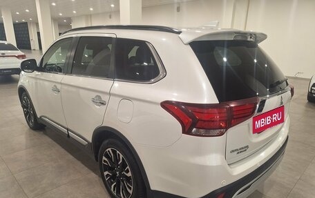 Mitsubishi Outlander III рестайлинг 3, 2021 год, 2 364 706 рублей, 4 фотография