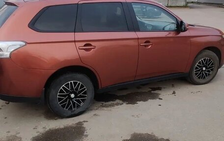 Mitsubishi Outlander III рестайлинг 3, 2012 год, 1 390 000 рублей, 4 фотография