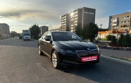Skoda Superb III рестайлинг, 2019 год, 2 950 000 рублей, 3 фотография