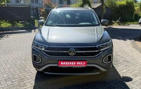 Volkswagen T-Roc I, 2022 год, 2 850 000 рублей, 1 фотография