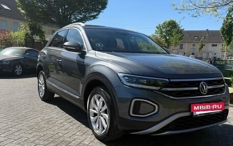Volkswagen T-Roc I, 2022 год, 2 850 000 рублей, 3 фотография