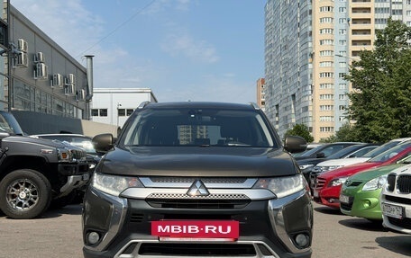 Mitsubishi Outlander III рестайлинг 3, 2019 год, 1 649 000 рублей, 2 фотография