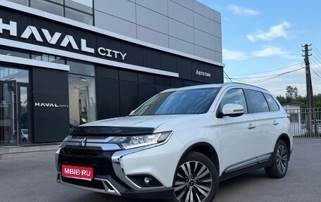 Mitsubishi Outlander III рестайлинг 3, 2019 год, 1 999 000 рублей, 1 фотография