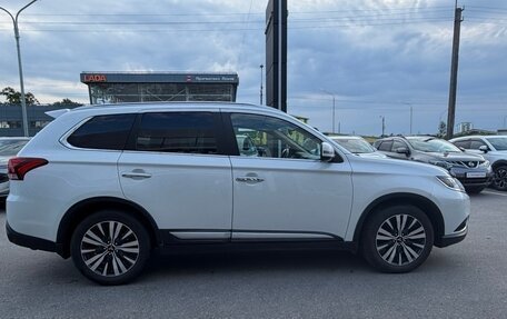 Mitsubishi Outlander III рестайлинг 3, 2019 год, 1 999 000 рублей, 8 фотография