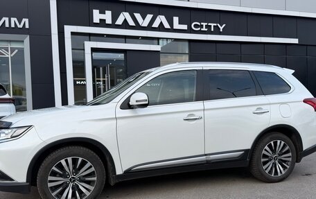 Mitsubishi Outlander III рестайлинг 3, 2019 год, 1 999 000 рублей, 3 фотография