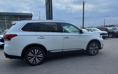 Mitsubishi Outlander III рестайлинг 3, 2019 год, 1 999 000 рублей, 7 фотография